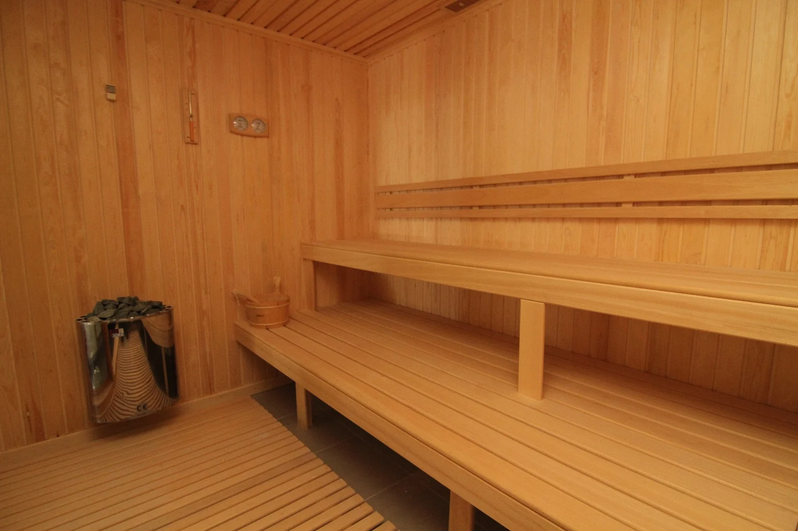 Ahşap oturma sıraları ve sauna sobası