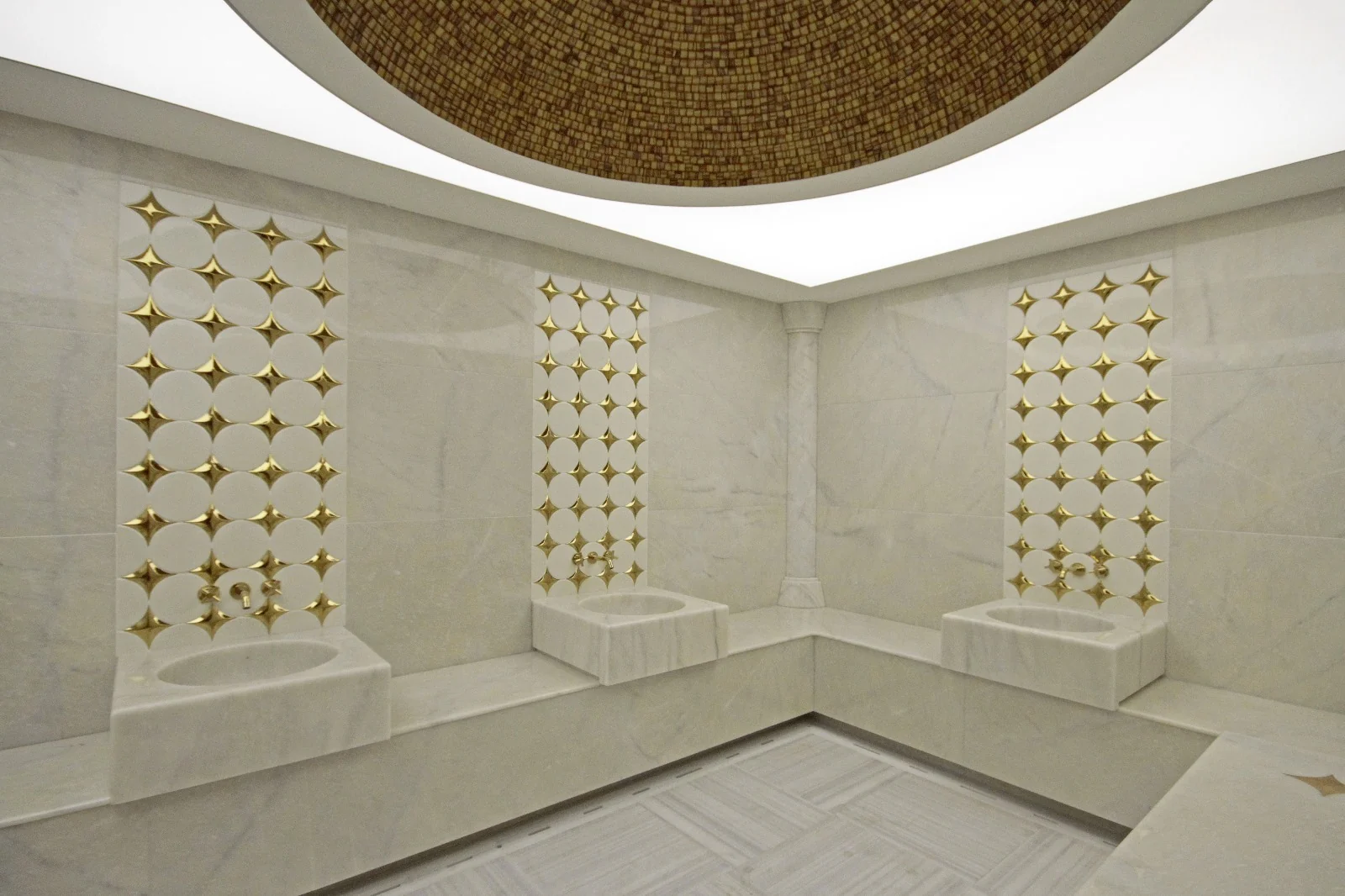 Mermer yüzeyli hamam iç mekânı