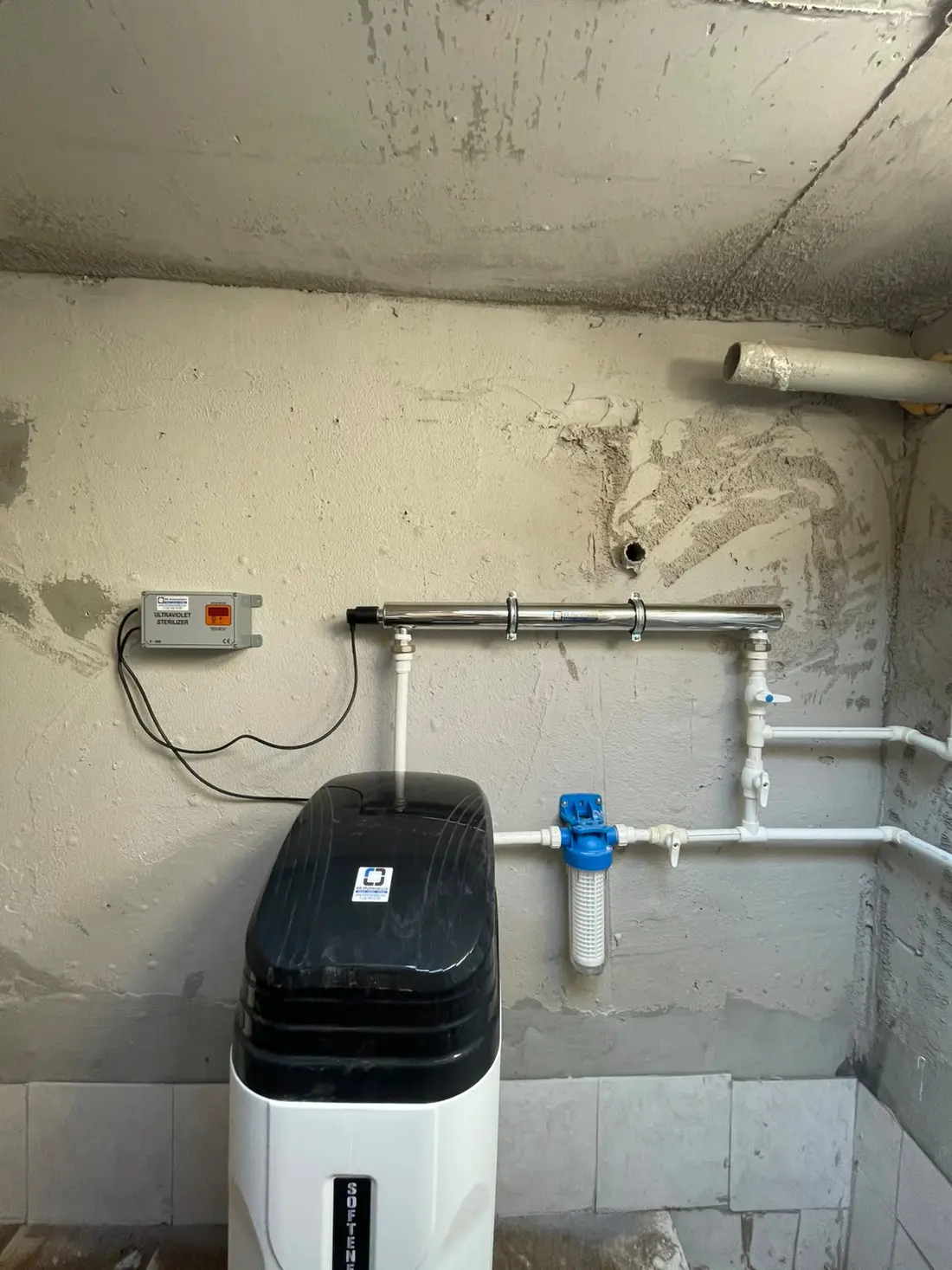 Teknik odada su yumuşatma tankı, filtre ve UV hattı